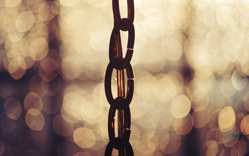 chain against bokeh lights