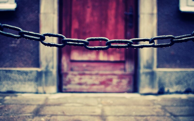 Chain Blocking Door — Red