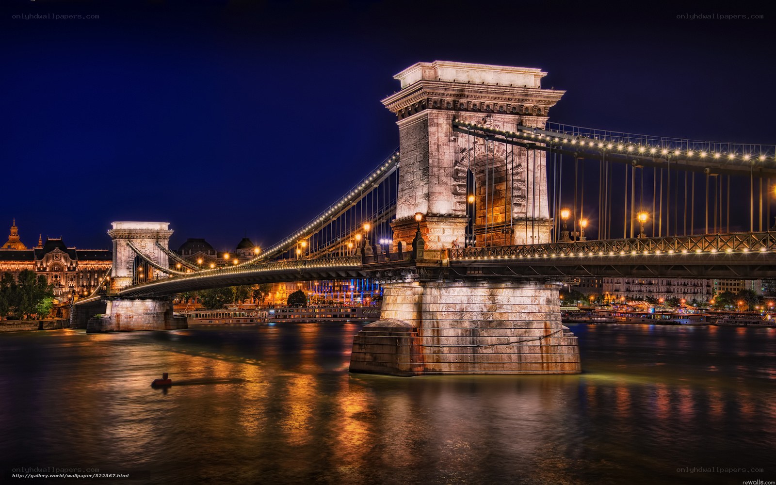 Chain Bridge at night in Budapest