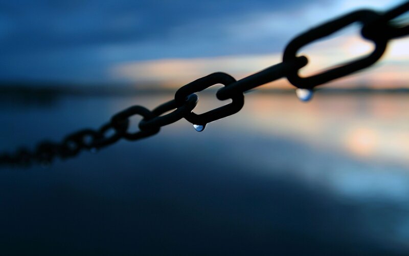 Chain with Water Droplets — Blue