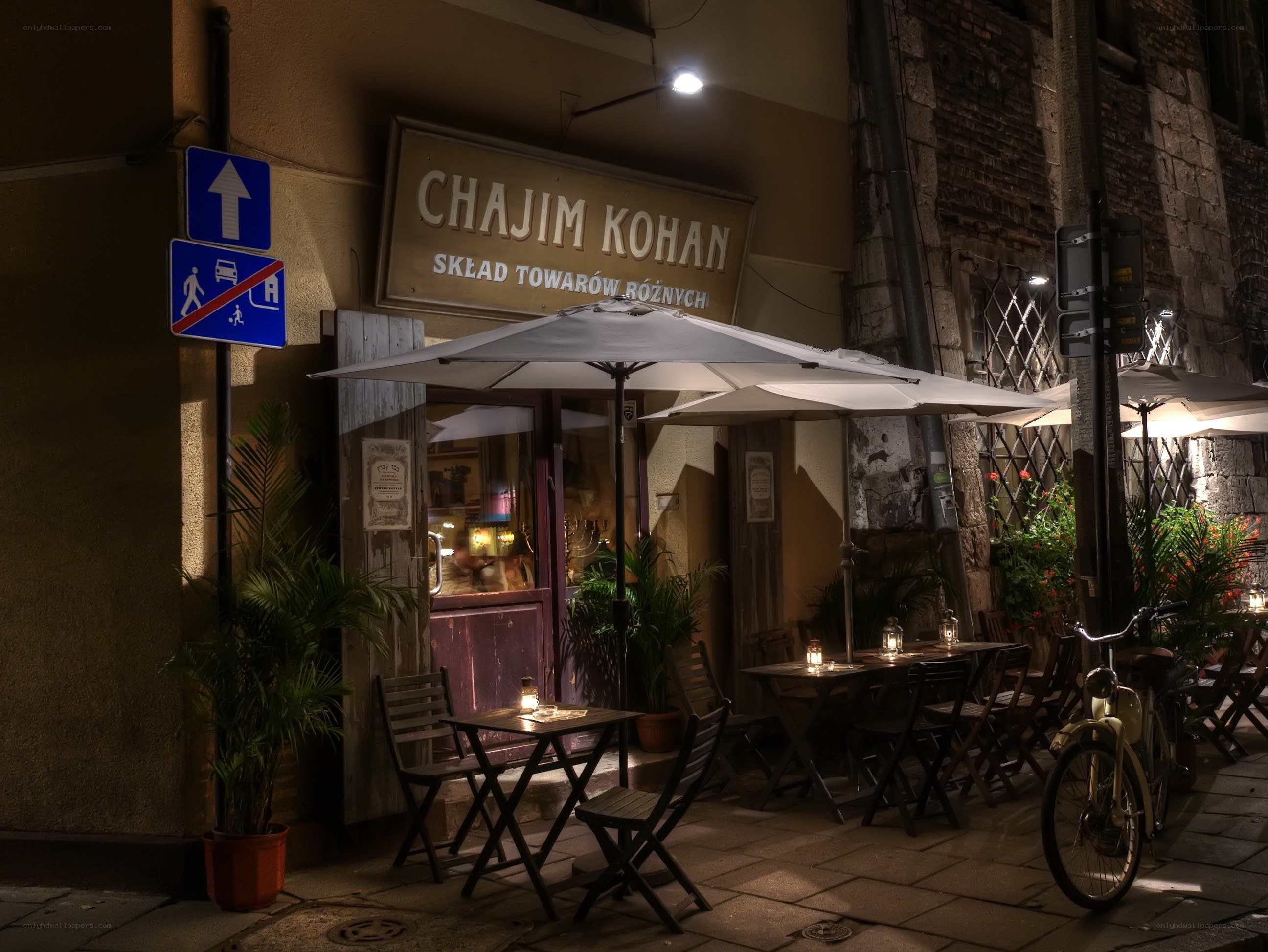 Chajim Kohan restaurant at night