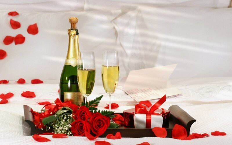 Champagne and Roses on Tray — Red
