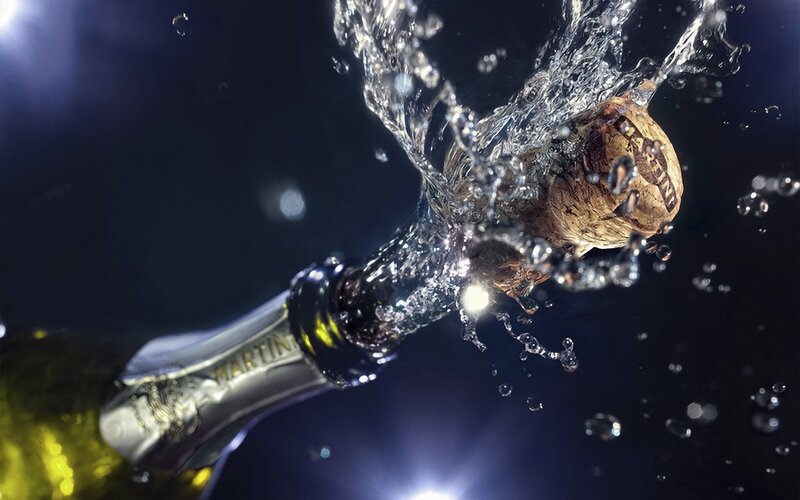 Champagne Bottle Underwater — Black
