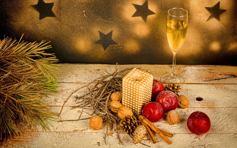 Champagne Glass with Fruit — Gold
