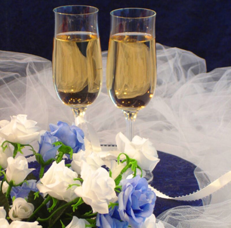 Champagne Glasses and Flowers — Blue