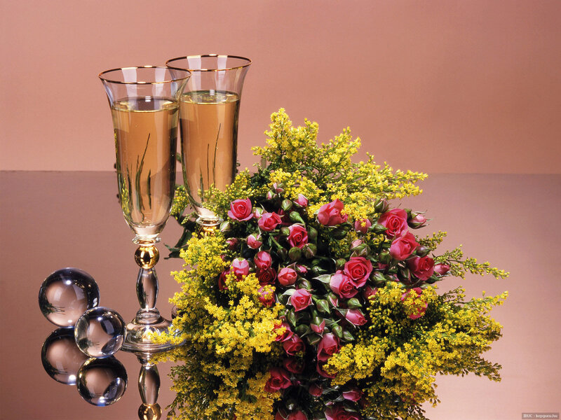 Champagne Glasses and Flowers — Yellow