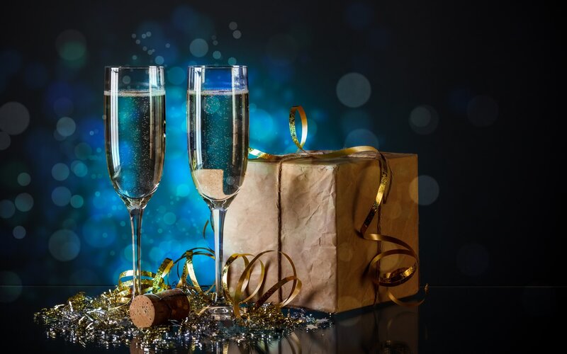 Champagne Glasses and Gift — Blue