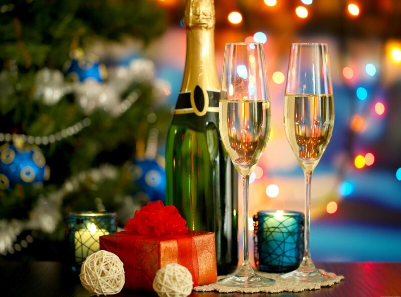 Champagne Glasses and Gift — Green, Festive