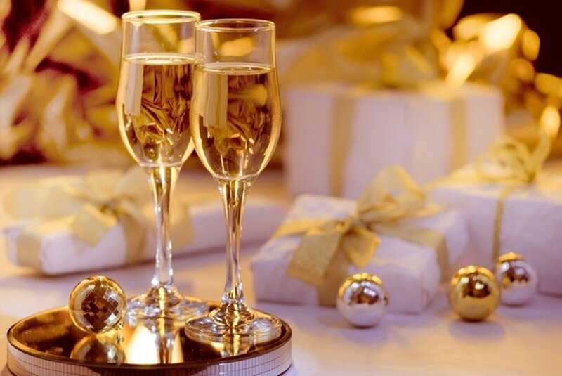 Champagne Glasses and Gifts — Gold, Festive