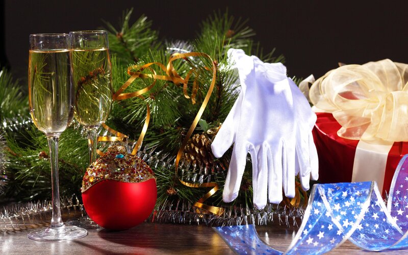 Champagne Glasses and Ornaments — Red