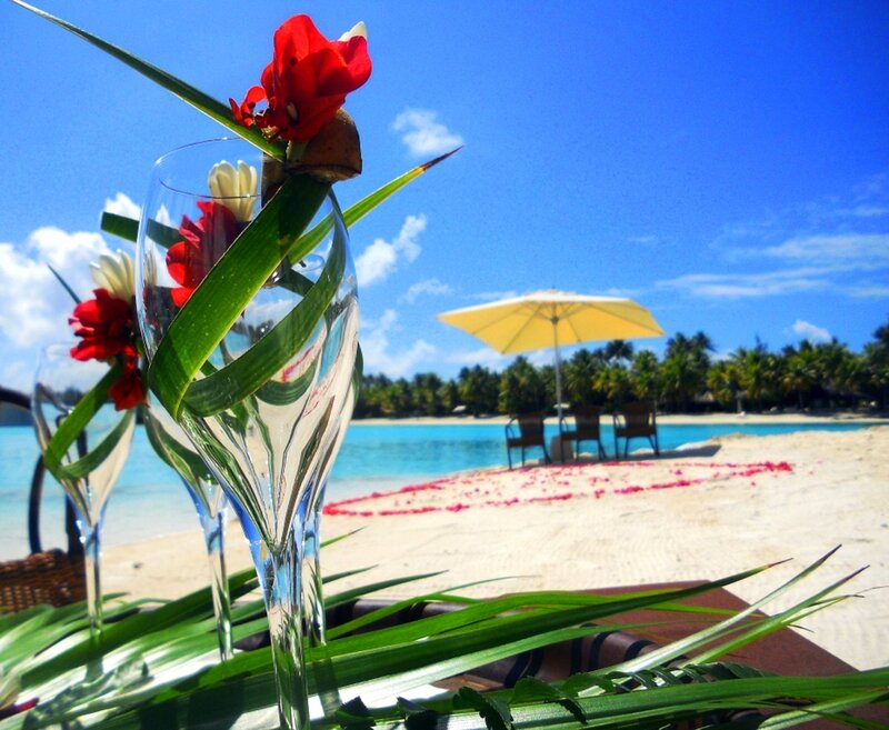 Champagne Glasses on Beach — Blue