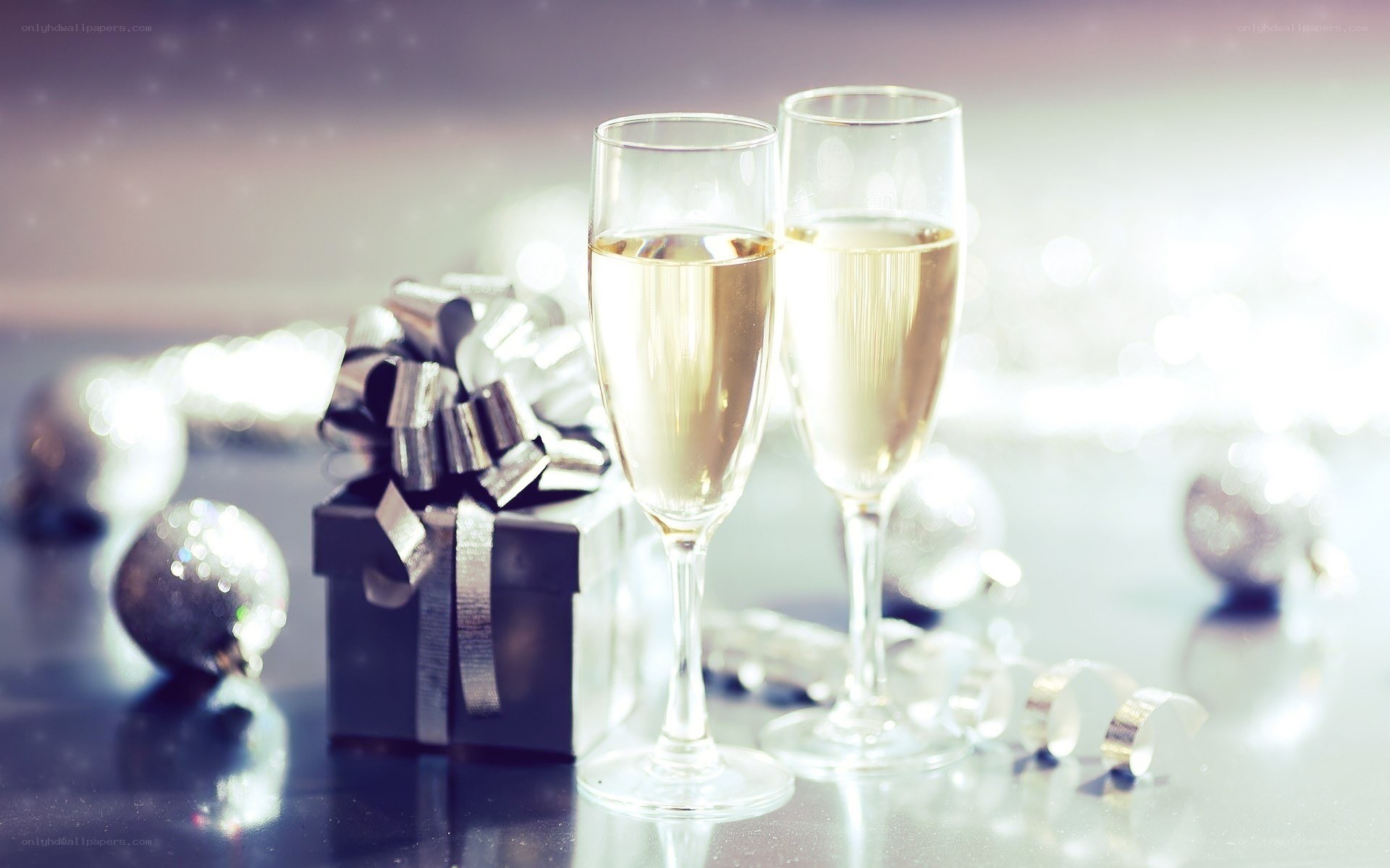 Champagne glasses with gift box