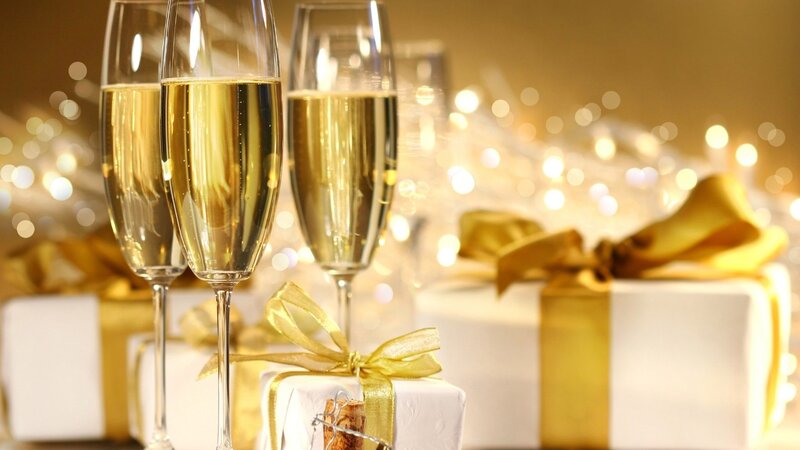 Champagne glasses with gifts