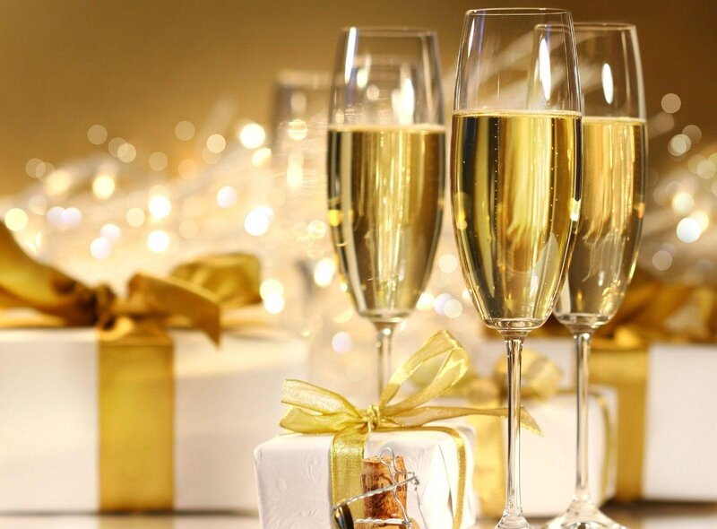 Champagne glasses with gifts