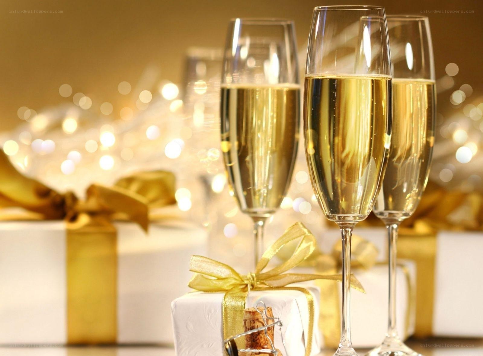 Champagne glasses with gifts
