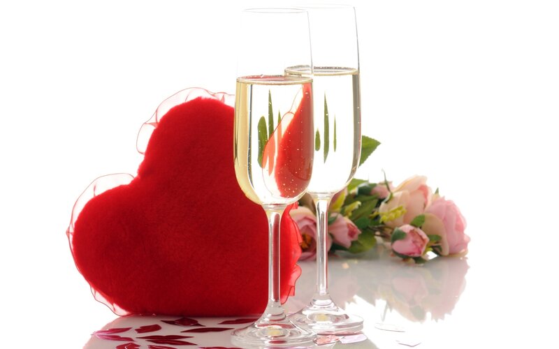 Champagne glasses with heart and roses
