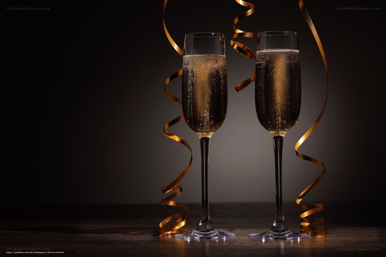 Champagne glasses with ribbons