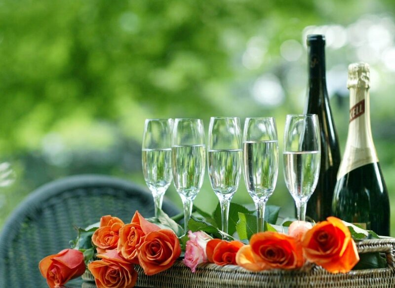 Champagne Glasses with Roses — Green
