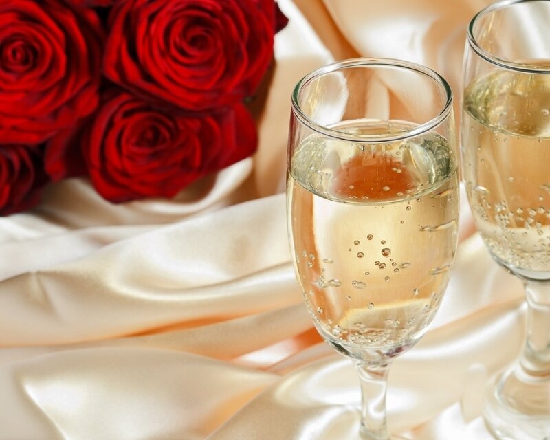 Champagne Glasses with Roses — Red, Romantic