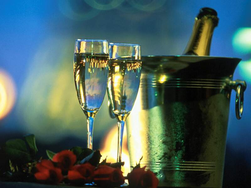 Champagne glasses with roses