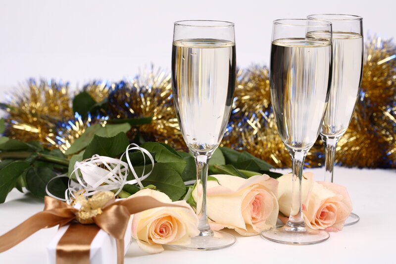 Champagne Glasses with Roses — White