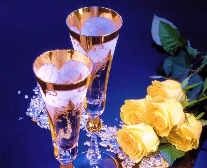 Champagne glasses with yellow roses