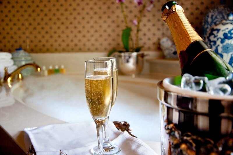 Champagne in Glasses — Gold