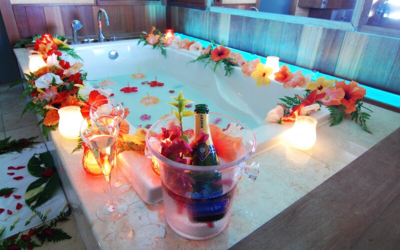 Champagne in Ice Bucket — White