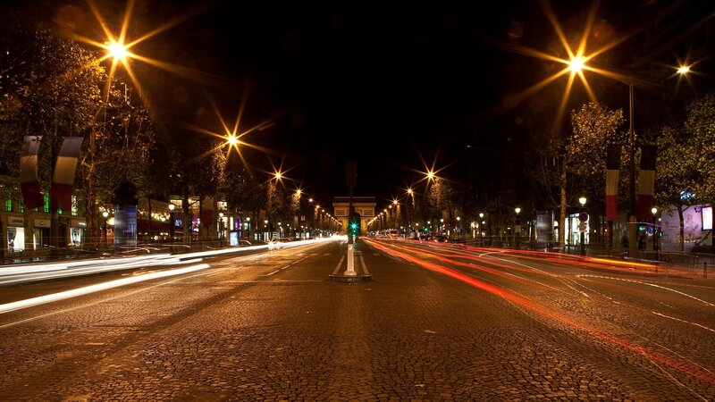 Champs-Élysées at night