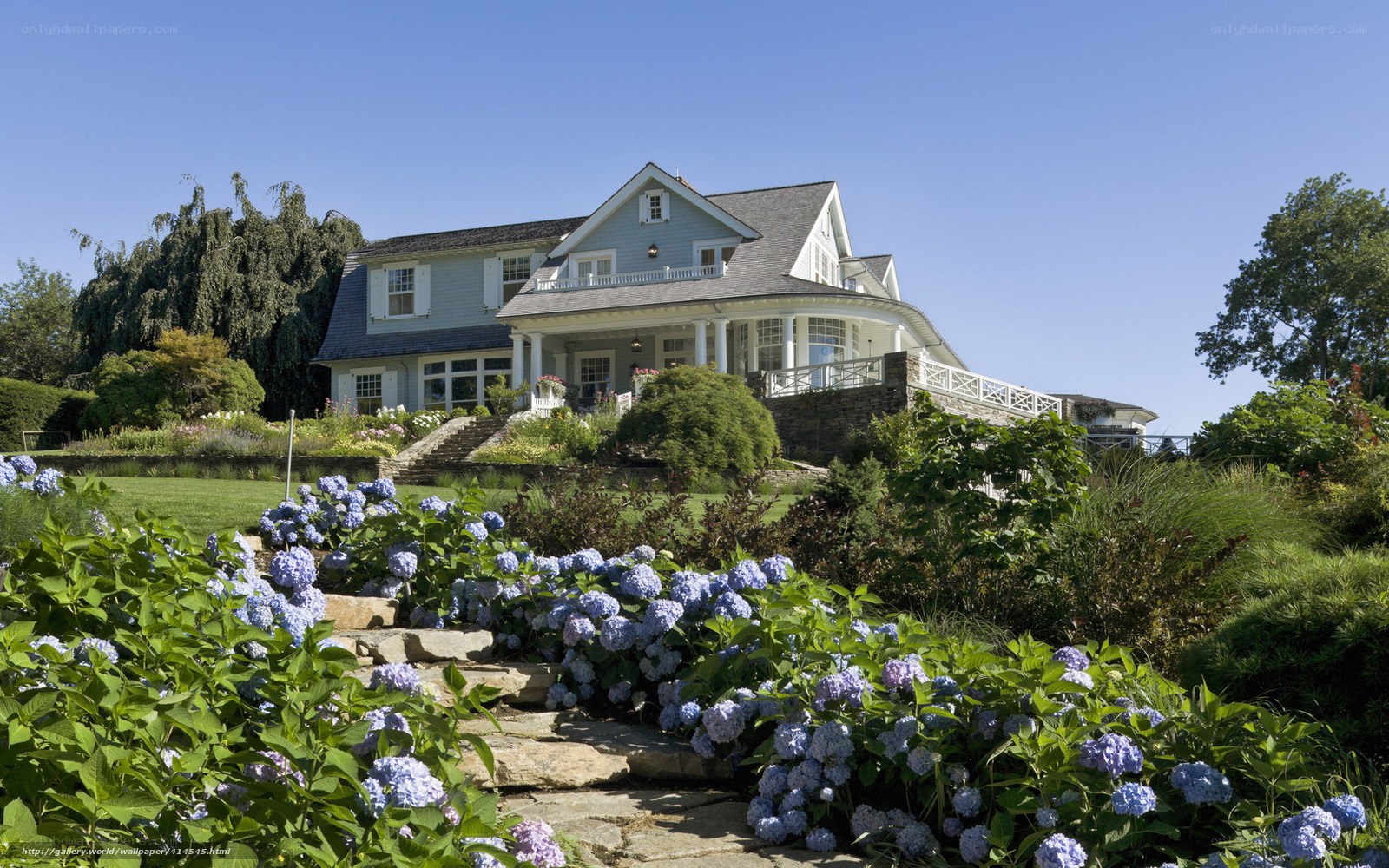 Charming coastal house with hydrangeas
