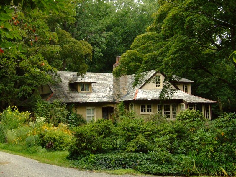 Charming cottage in wooded area