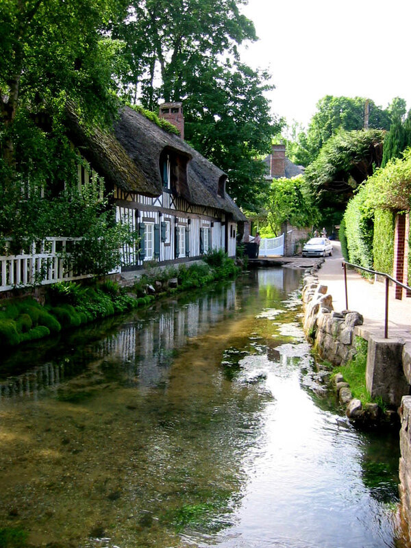 Charming thatched cottage by a canal