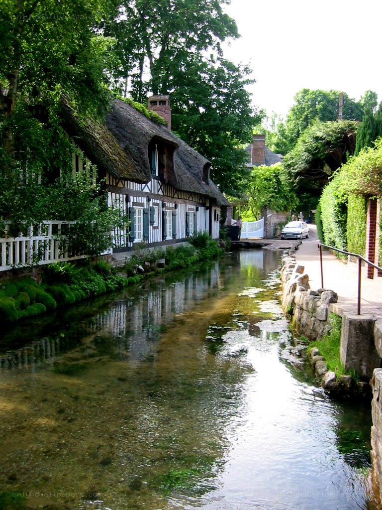 Charming thatched cottage by a canal