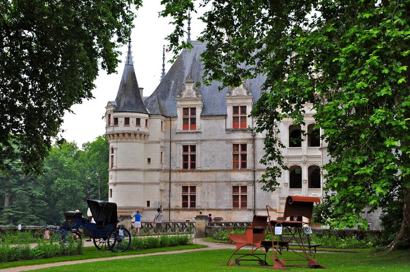 Chateau with carriage and sleigh