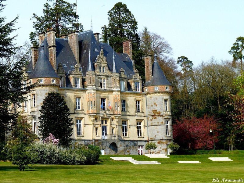 Chateau with Conical Towers — Green