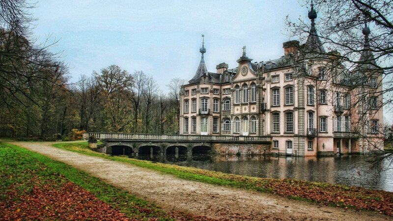 Chateau with Moat — Pink