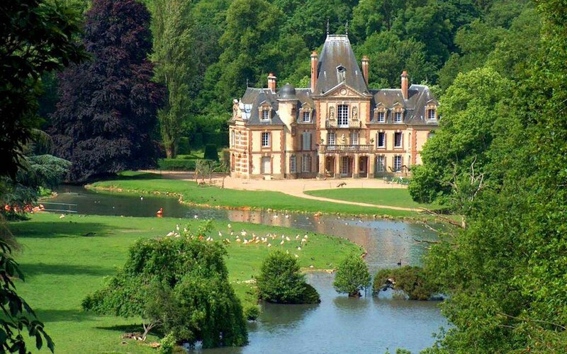 Chateau with pond and birds
