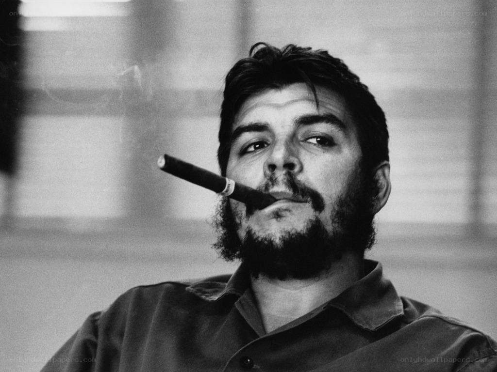 Che Guevara smoking cigar