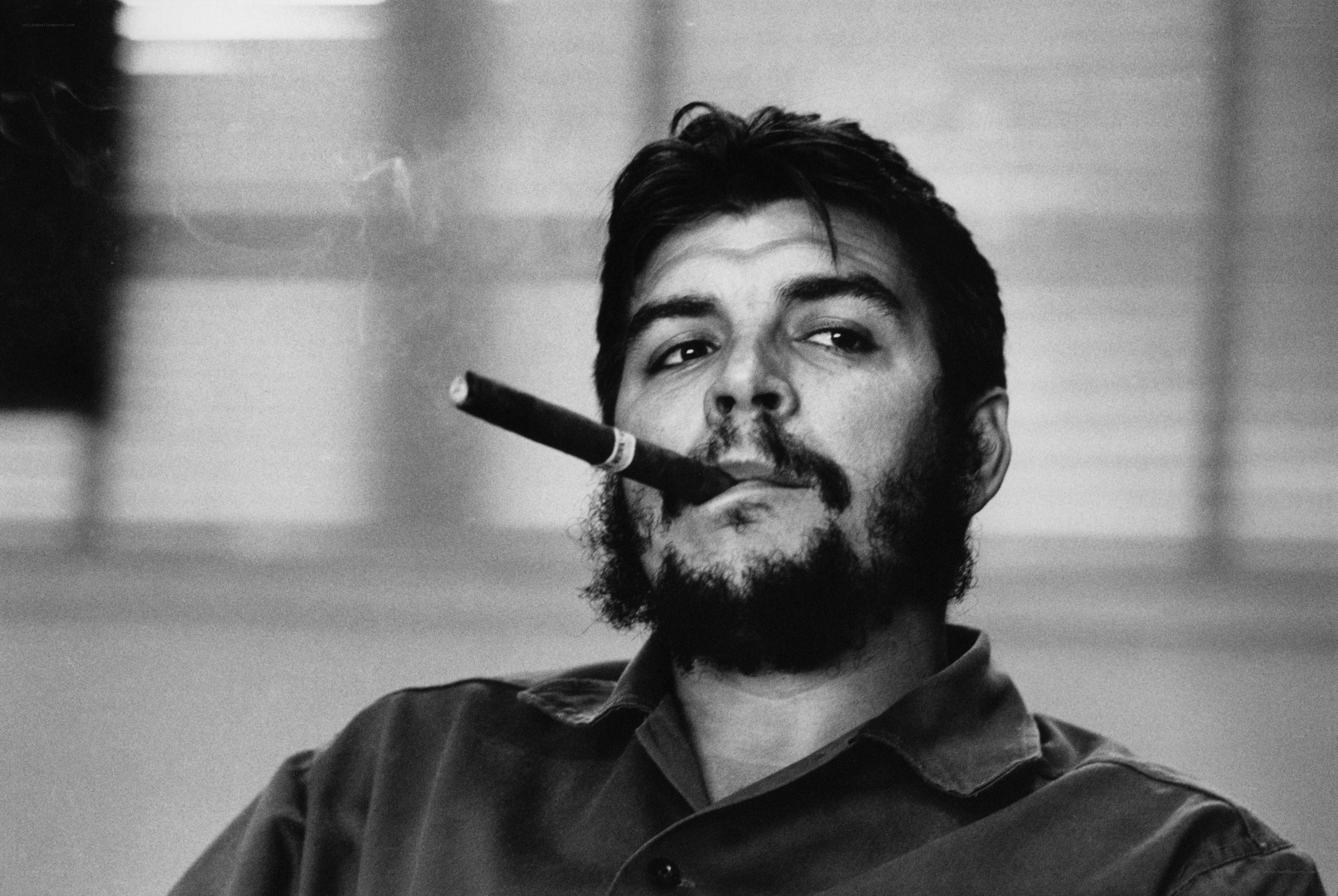 Che Guevara smoking cigar
