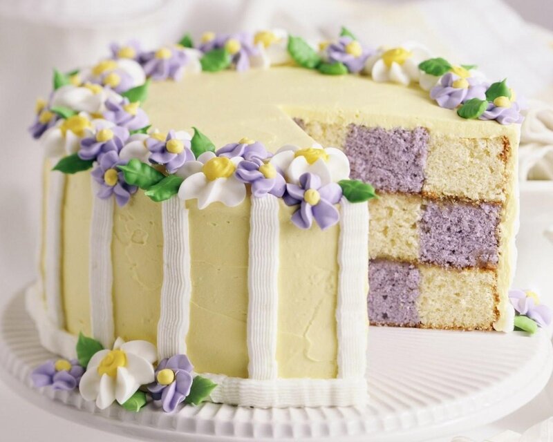 Checkered Cake with Flowers — Yellow