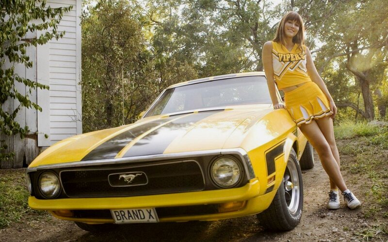 Cheerleader with Yellow Car — Outdoor