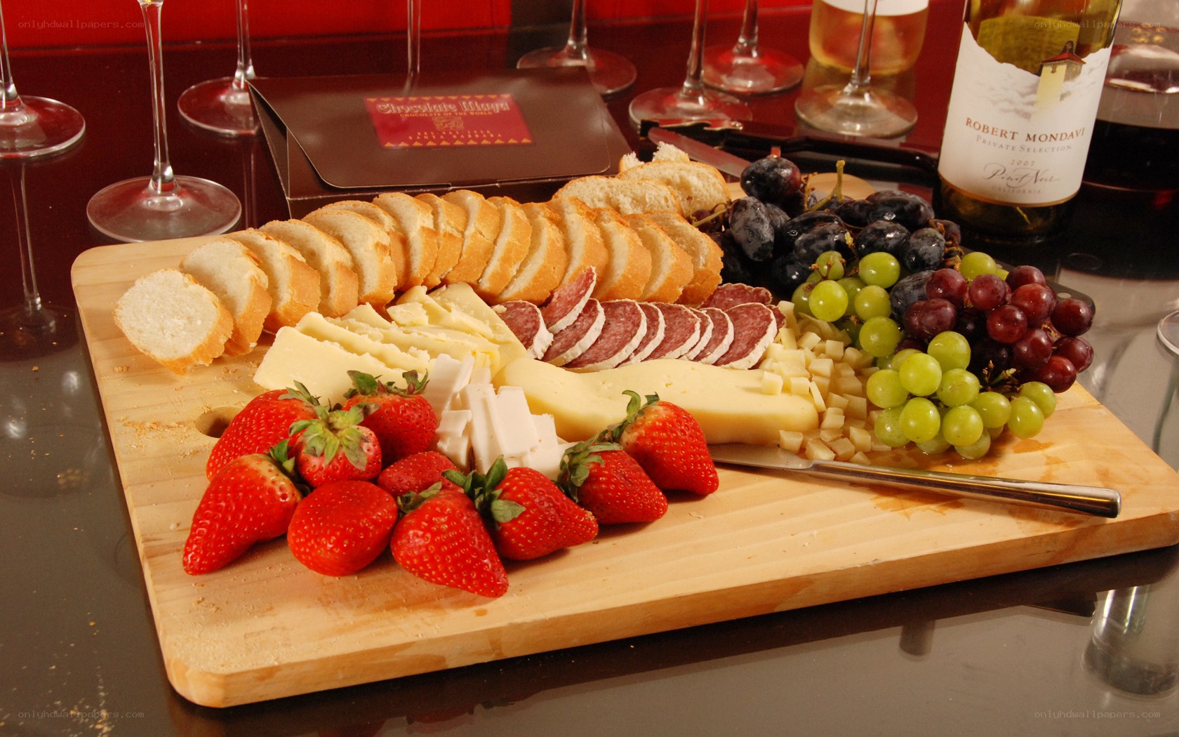 Cheese and fruit platter with wine
