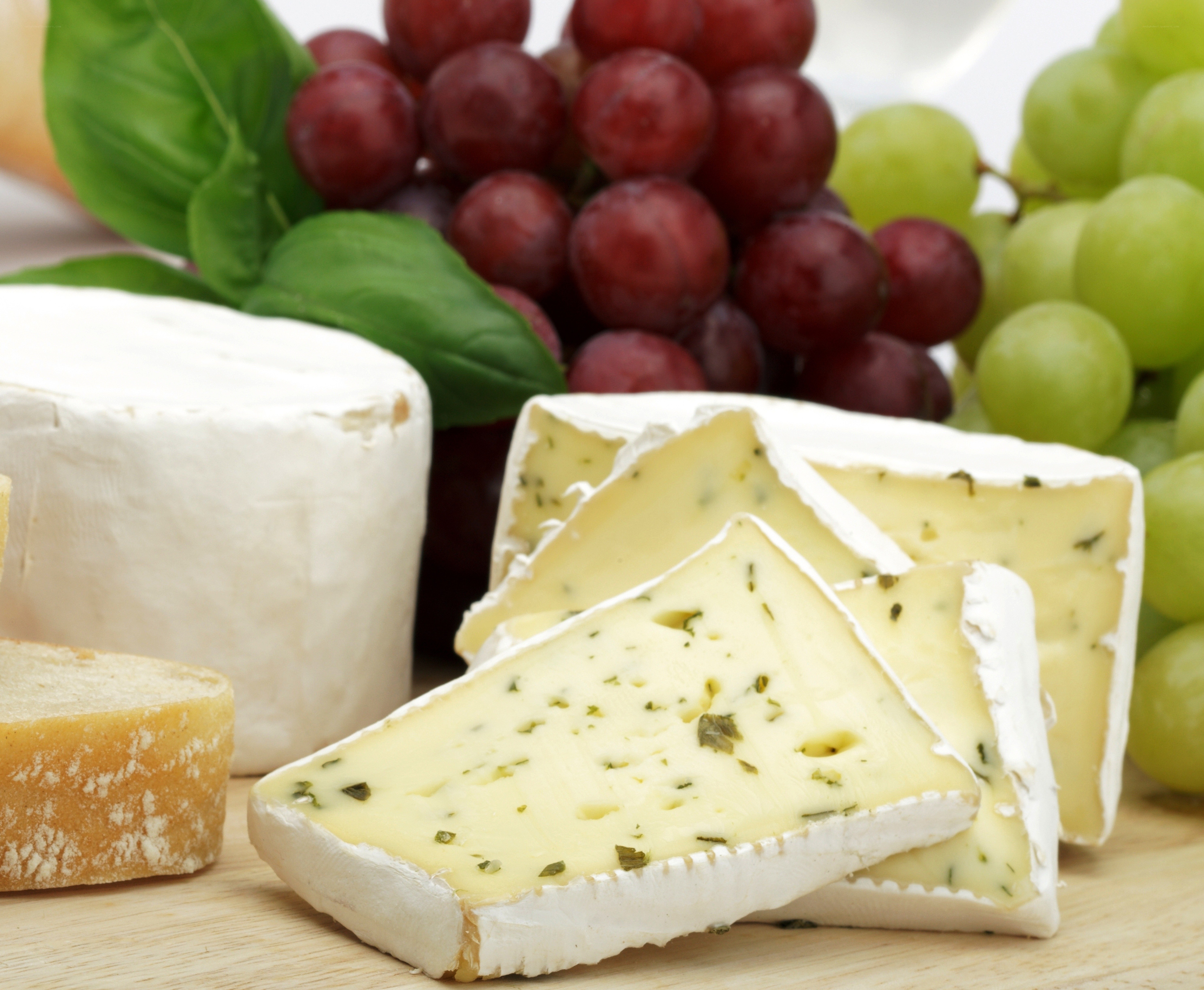 Cheese and grapes platter
