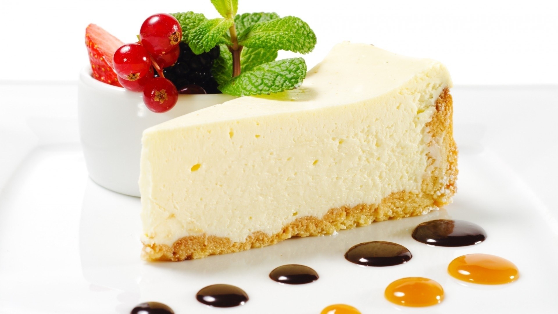 cheesecake with berries and mint