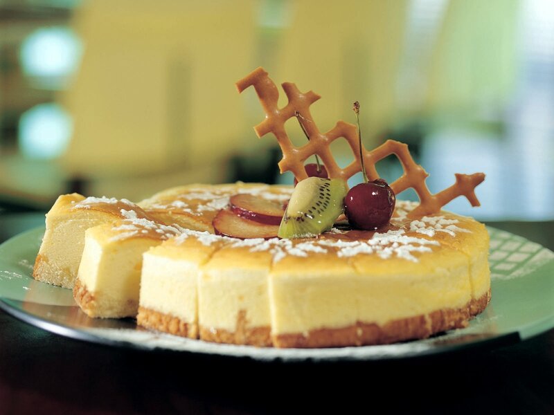 Cheesecake with fruit garnish