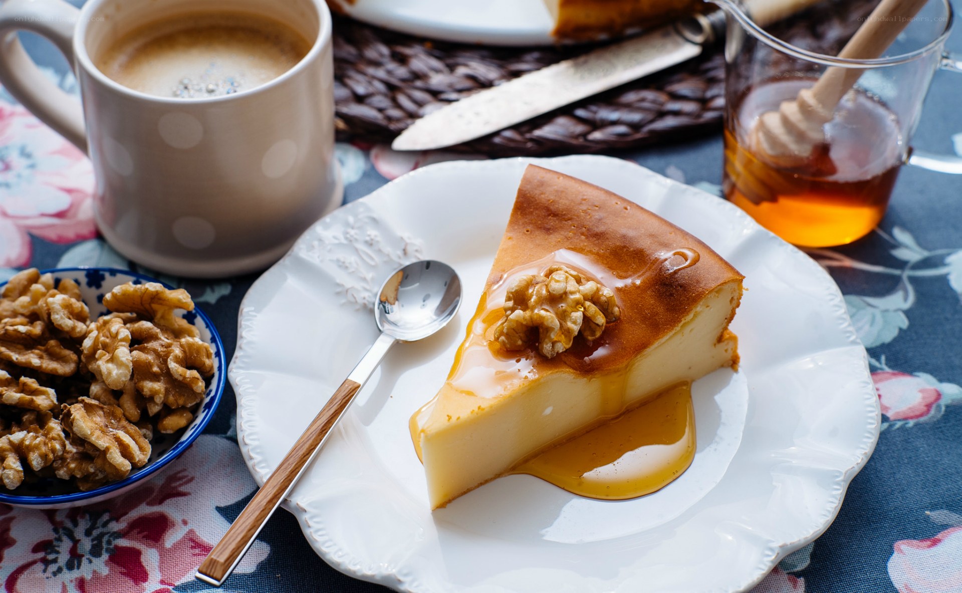 cheesecake with honey and walnuts