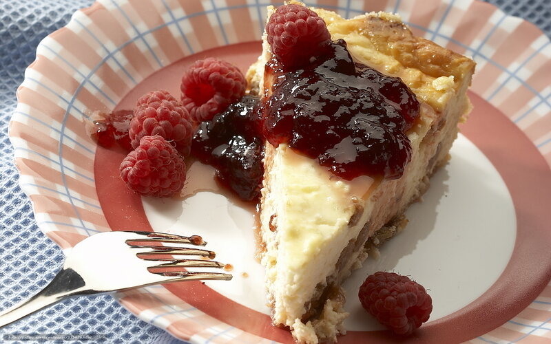 cheesecake with raspberry sauce