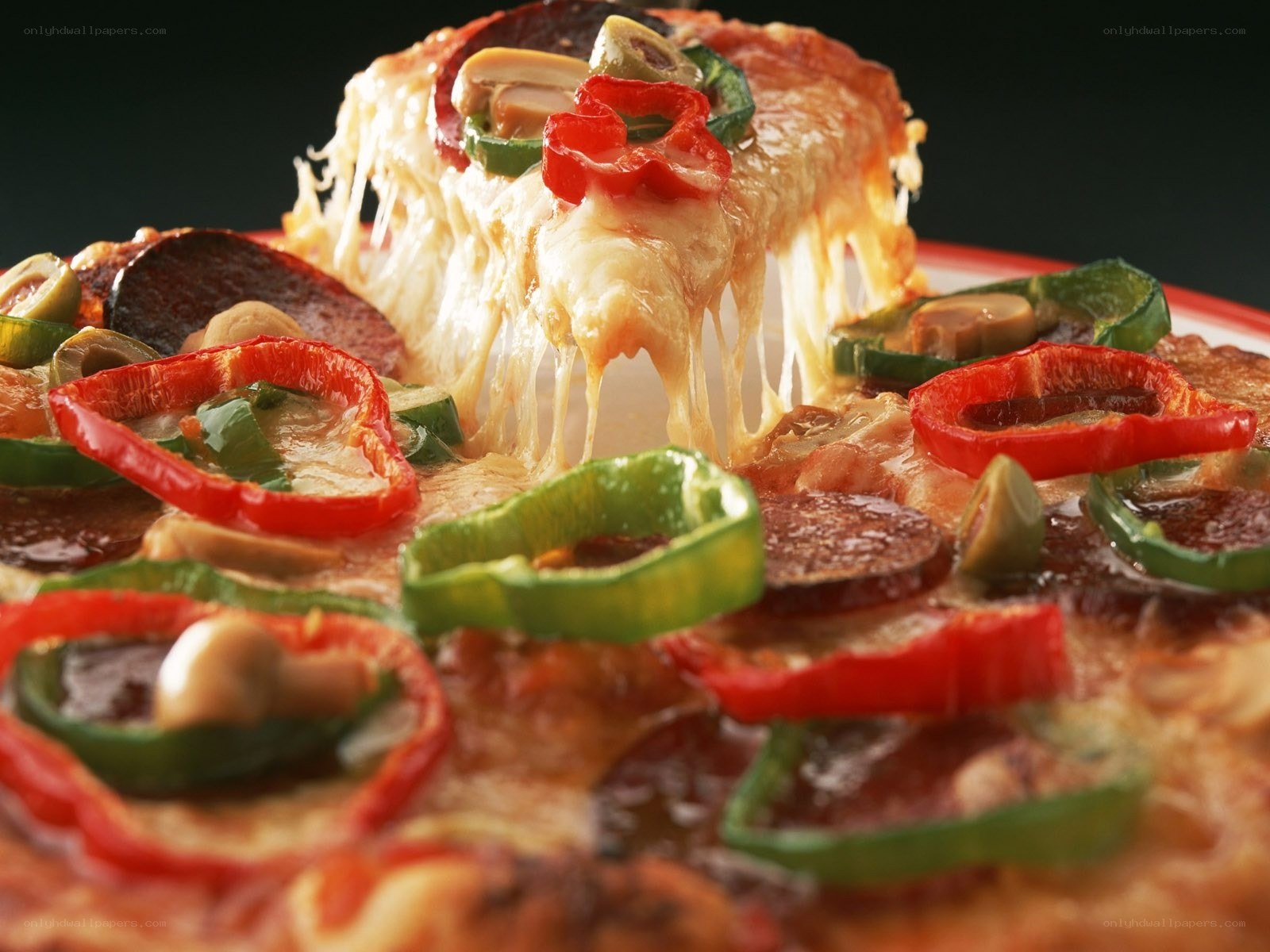 cheesy pizza with vegetables