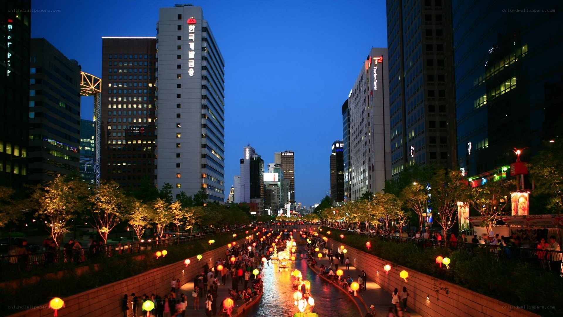 Cheonggyecheon Stream at dusk
