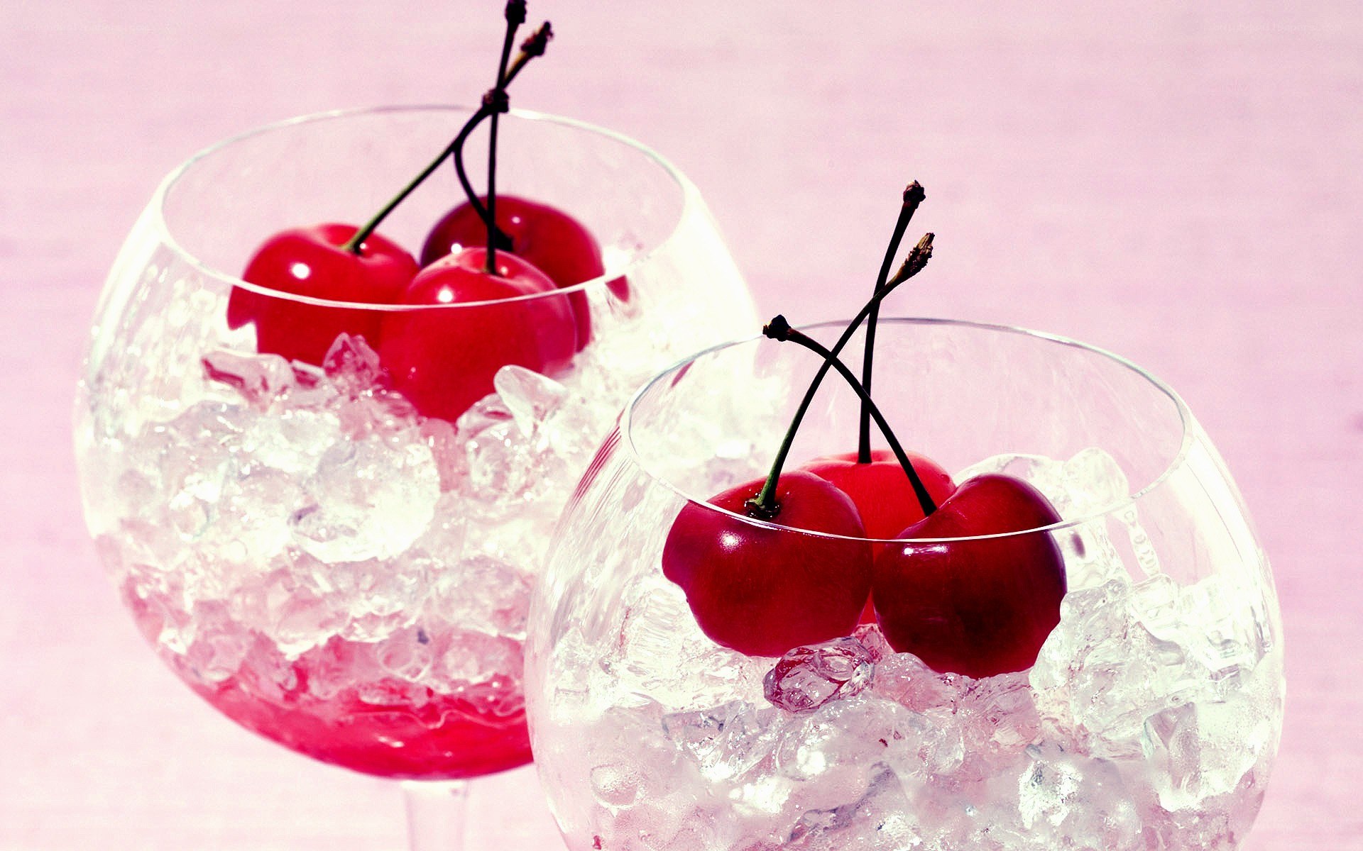 Cherries in glasses with ice